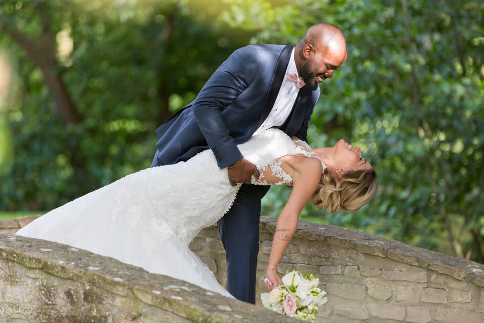 Marié embrassant la main de la mariée