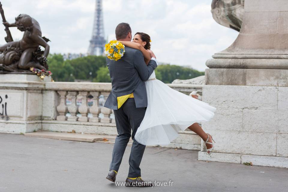 Marié soulevant la mariée avec joie