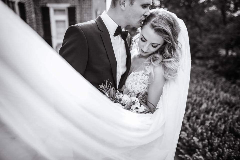 Portrait de la mariée en noir et blanc