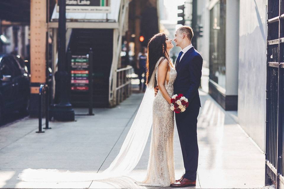 Mariés se promenant en ville