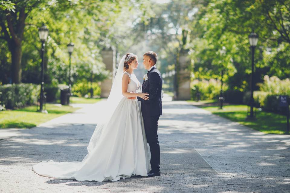 Mariée sur une allée bordée d'arches