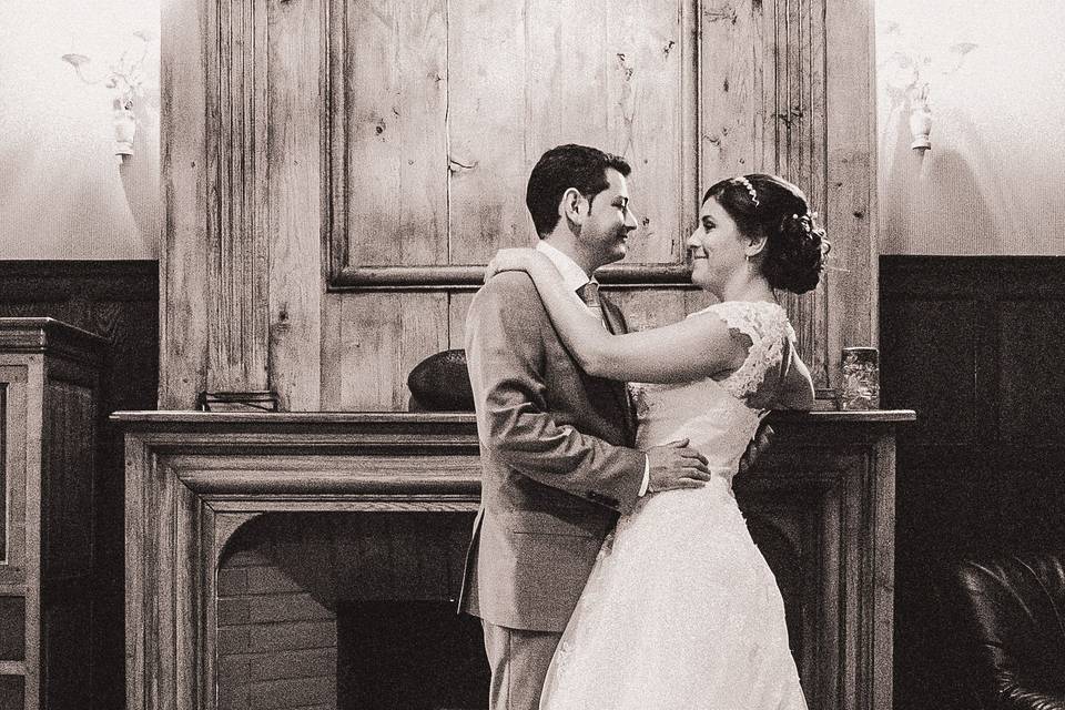 Étreinte des mariés - portrait en noir et blanc