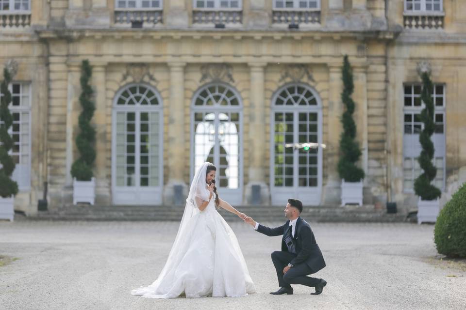 Mariés devant l'orangerie du château