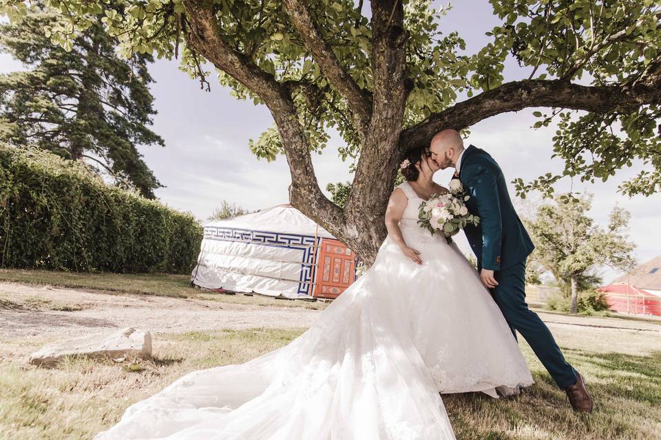 Mariés se promenant sous les arbres