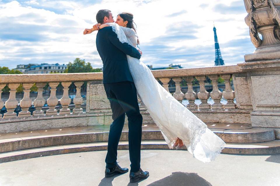 Mariés photographiés en contre-plongée