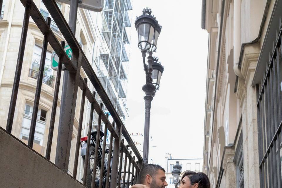 Baiser des mariés dans un escalier