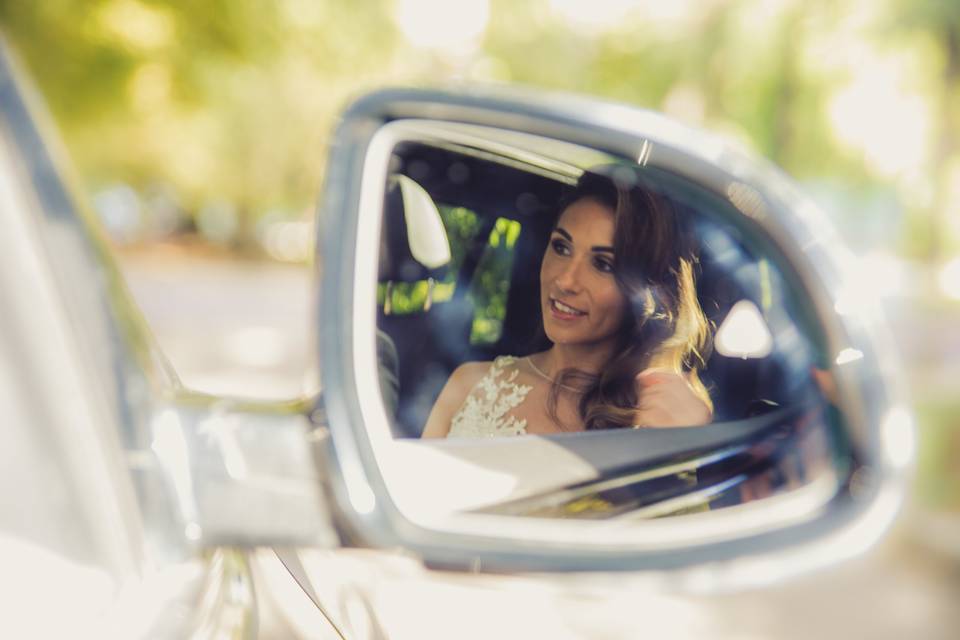 Reflet de la mariée dans le rétroviseur
