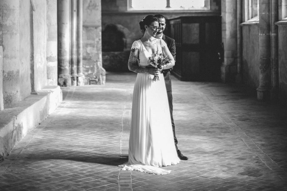 Mariée dans l'embrasure de la porte de l'église
