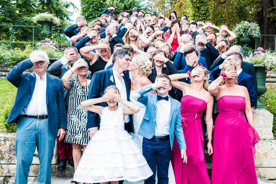 Invités célébrant le mariage
