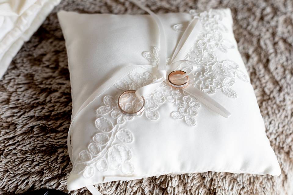 Coussin porte-alliances en dentelle