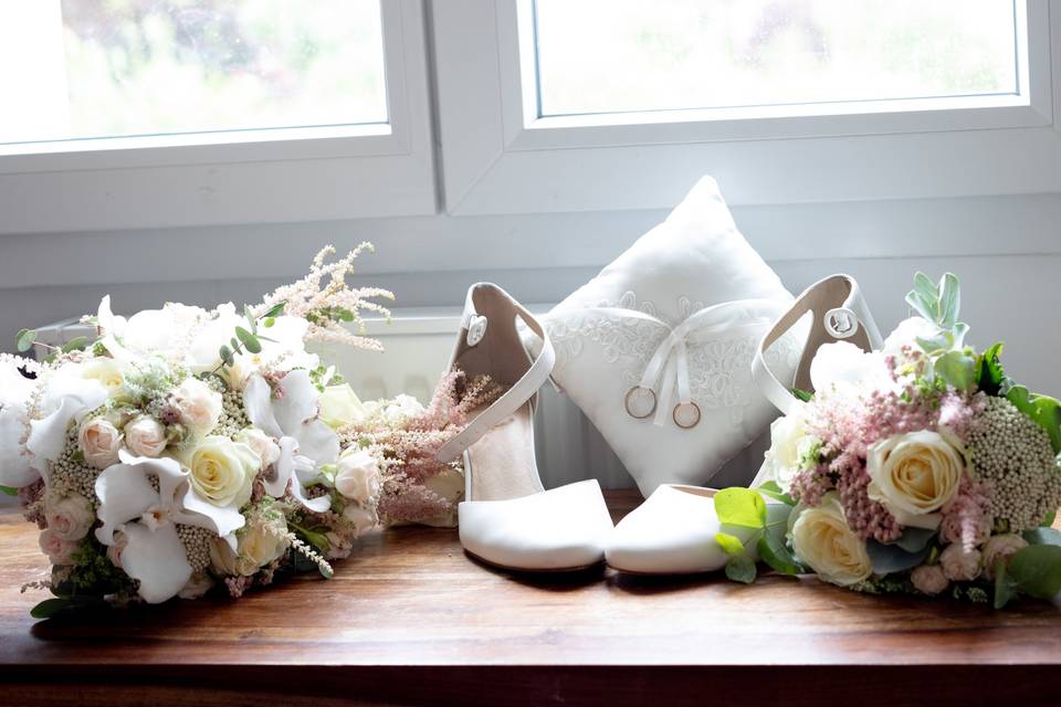 Bouquet de fleurs et chaussures de la mariée