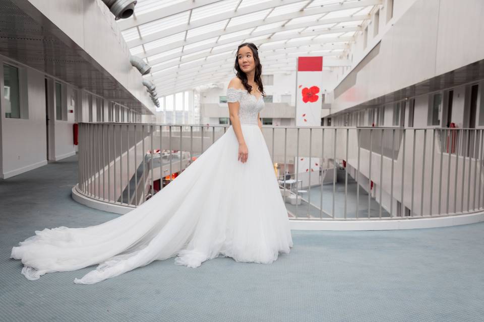 Mariée avec sa traîne dans un couloir