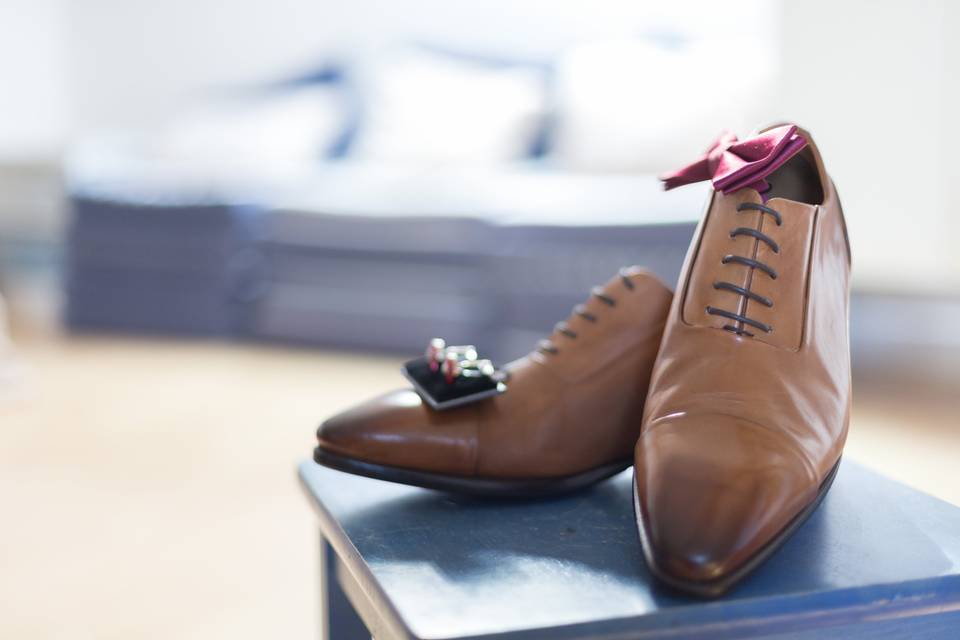 Chaussures et cravate du marié sur une table