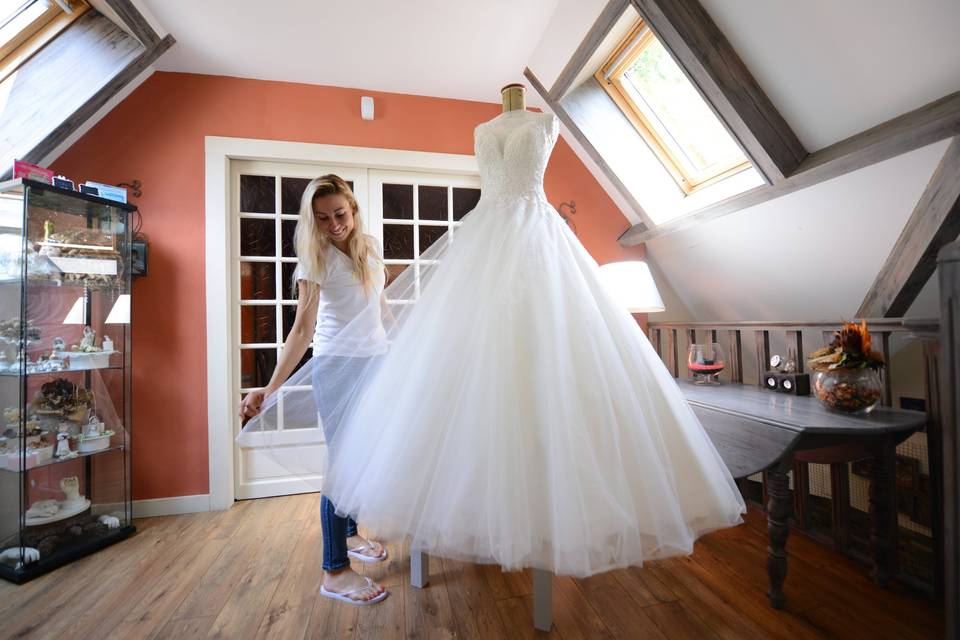 Mariée dans sa robe - préparatifs en combles