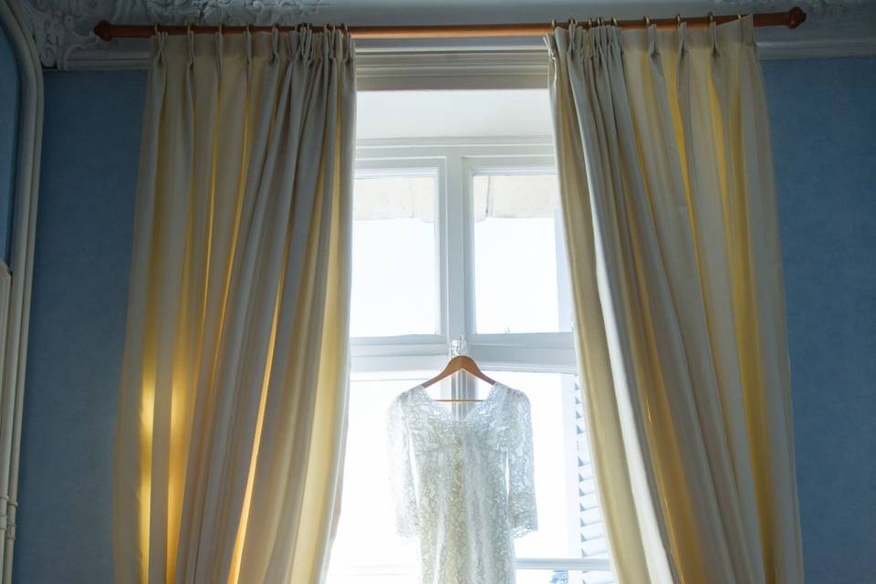 Rideau doré dans la suite nuptiale
