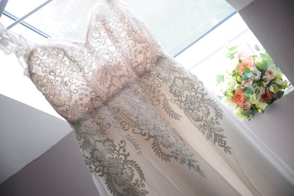 Échantillons de dentelle et fleurs pour les préparatifs