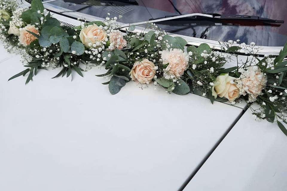 Guirlande de fleurs voiture