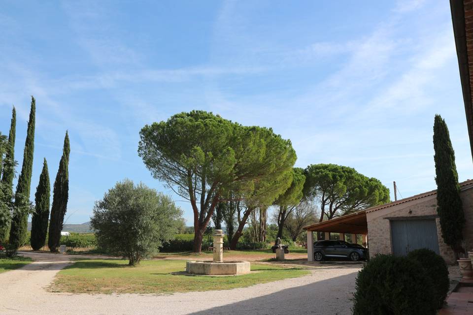 La cour et le parking