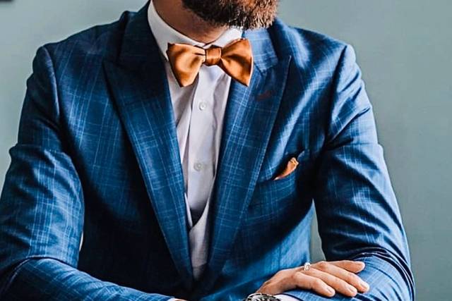 Veste bleue et nœud papillon