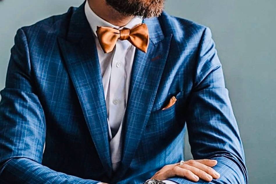 Veste bleue et nœud papillon