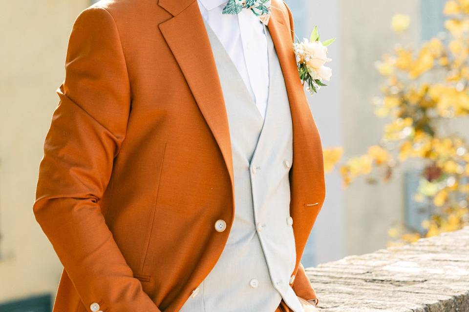 Costume orange, nœud papillon