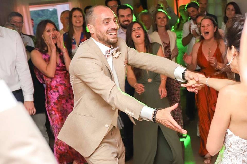 Le marié ouvre le bal
