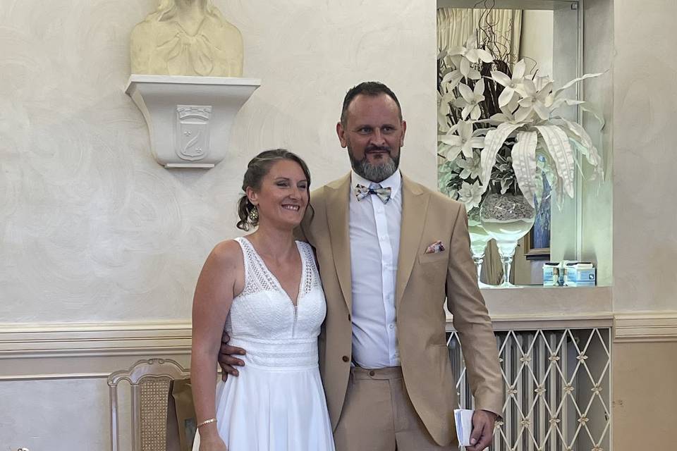 Les mariés, costume beige