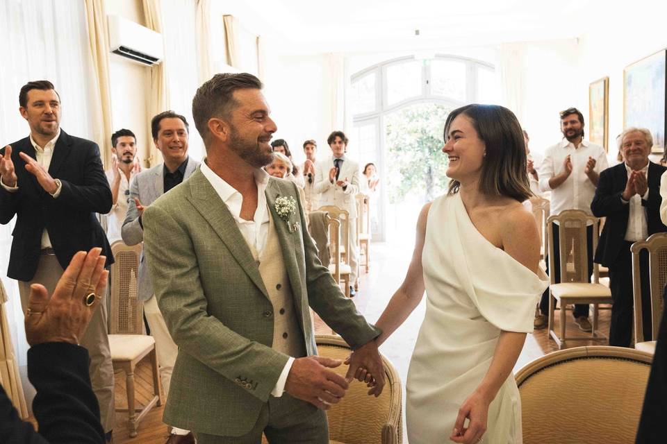 Les mariés main dans la main