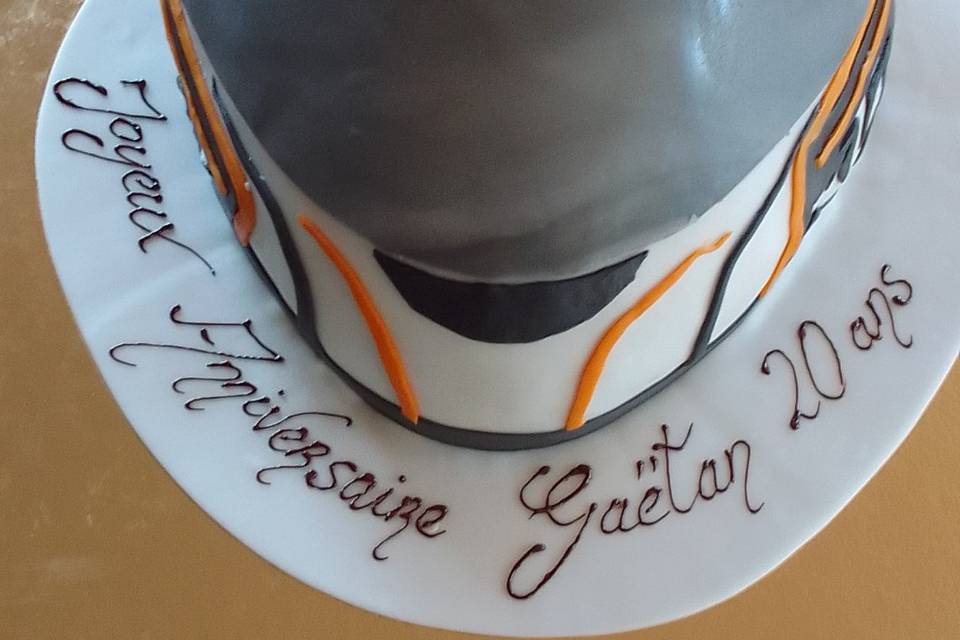 Gâteau anniversaire casque mot