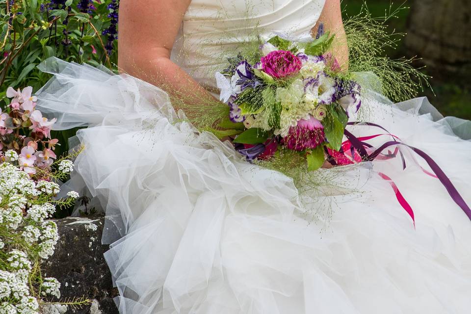 Mariée souriante avec bouquet