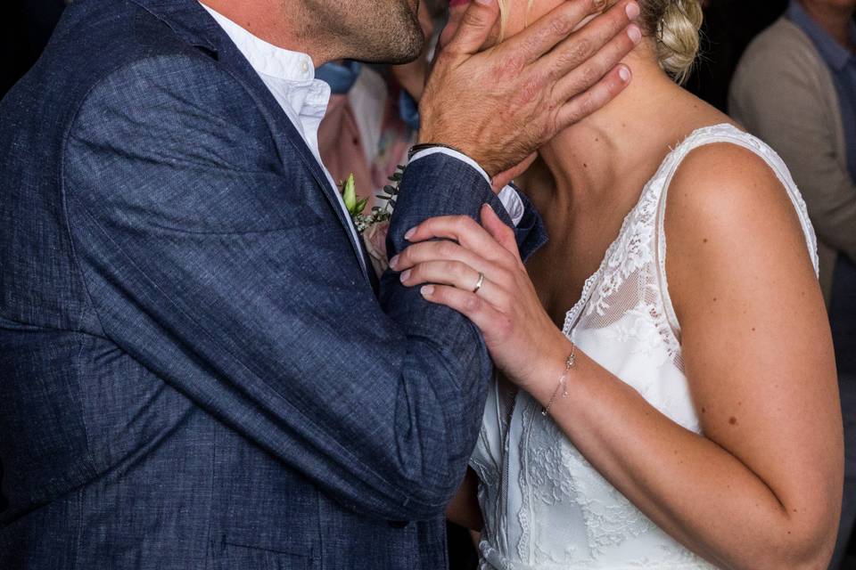 Tendre baiser mariage
