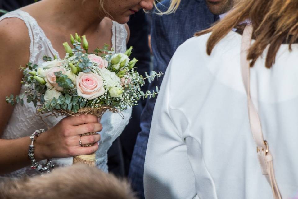 Émotion des jeunes mariés
