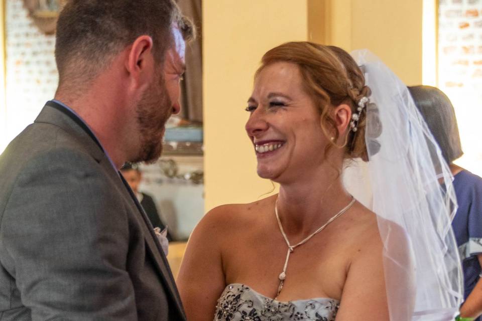 Jeune couple souriant, mariage