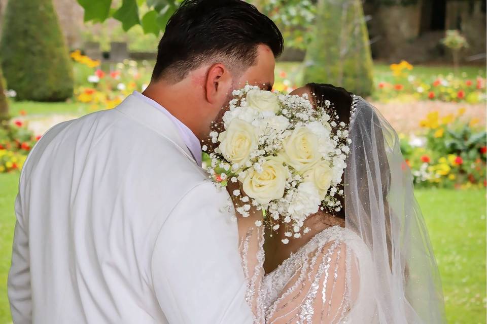 Un bisou caché et romantique