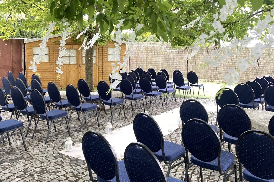 Cérémonie dans le jardin