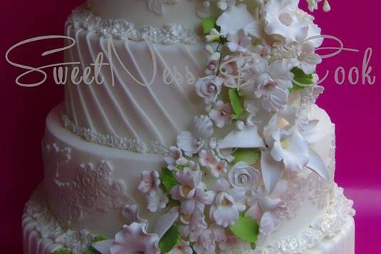 Wedding cake cascade de fleurs