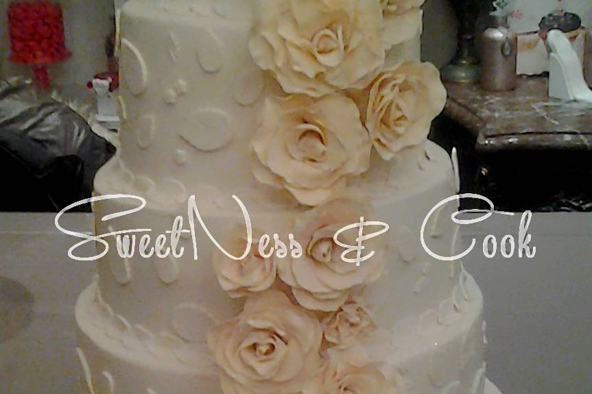 Wedding cake Cascade de roses