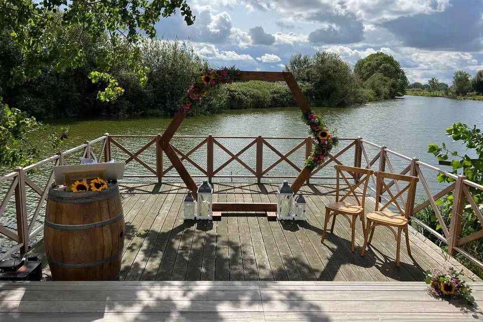 Une cérémonie au bord de l'eau