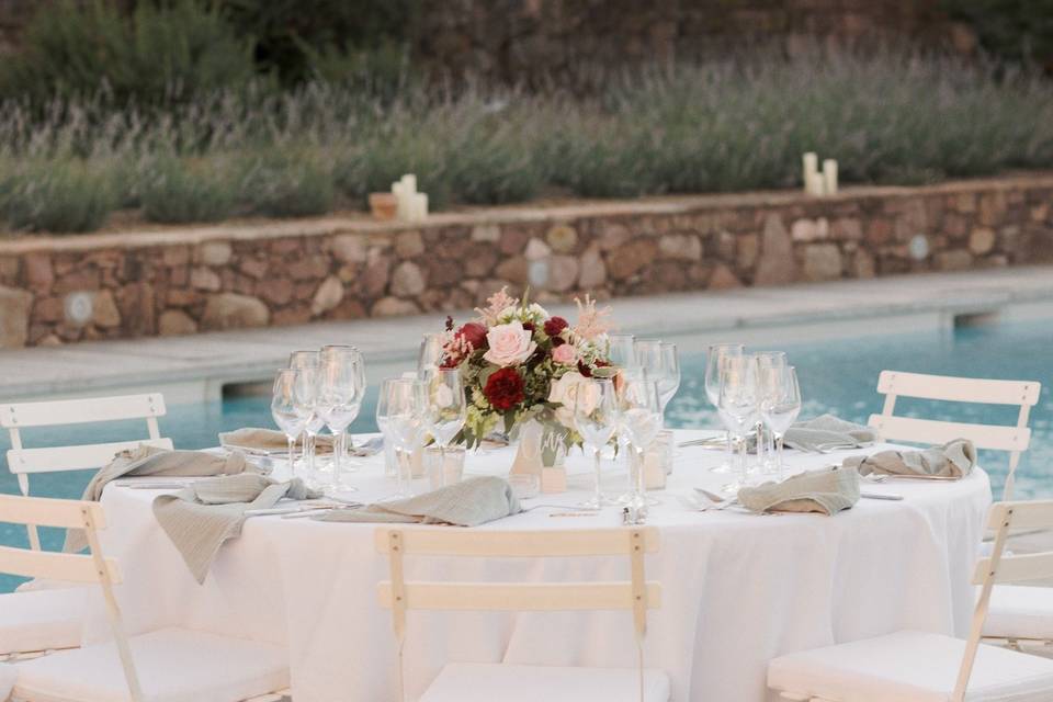 Table autour de la piscine