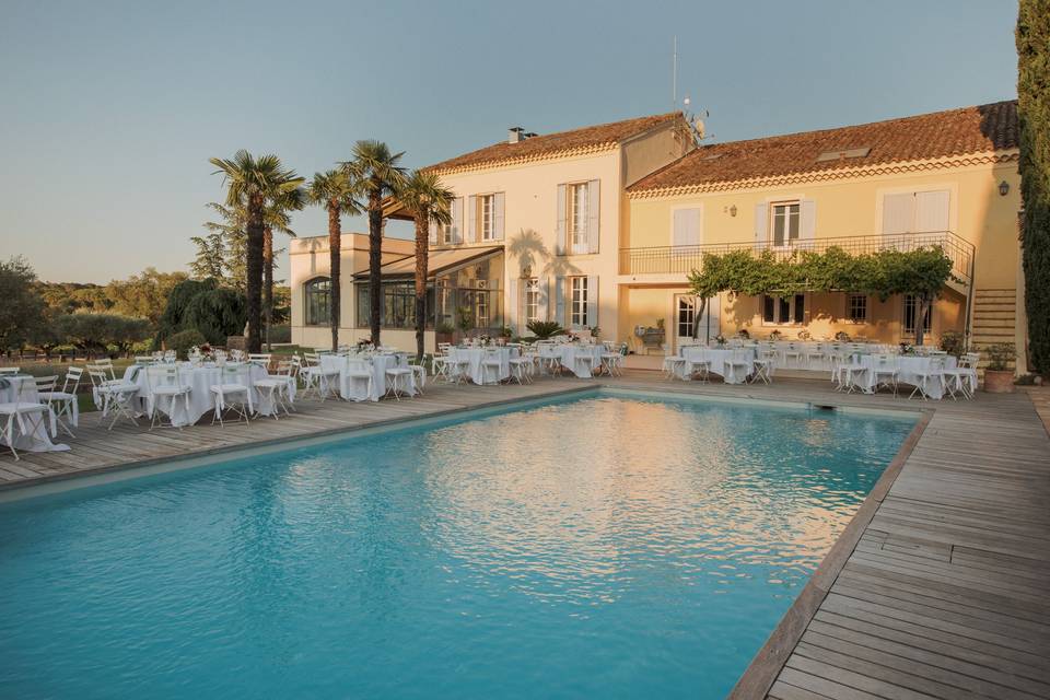 Table autour de la piscine