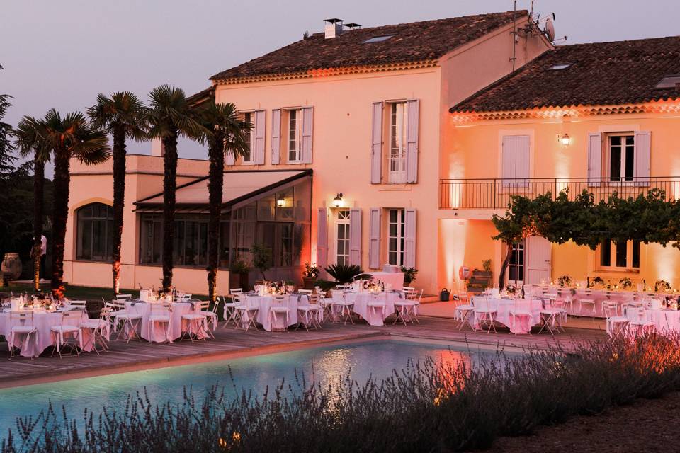 Table autour de la piscine