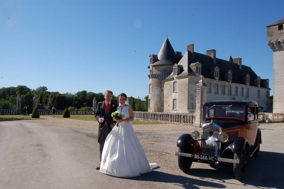 Mariés dans la cour