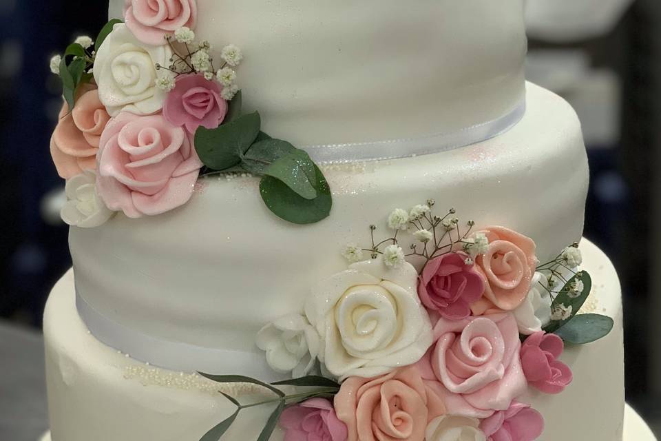 Optez pour un gâteau tout de rose vêtu et personnalisé avec son prénom pour  le 1er anniversaire de votre fille