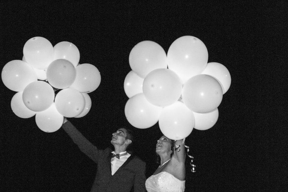 Grappe ballons lumineux mariés