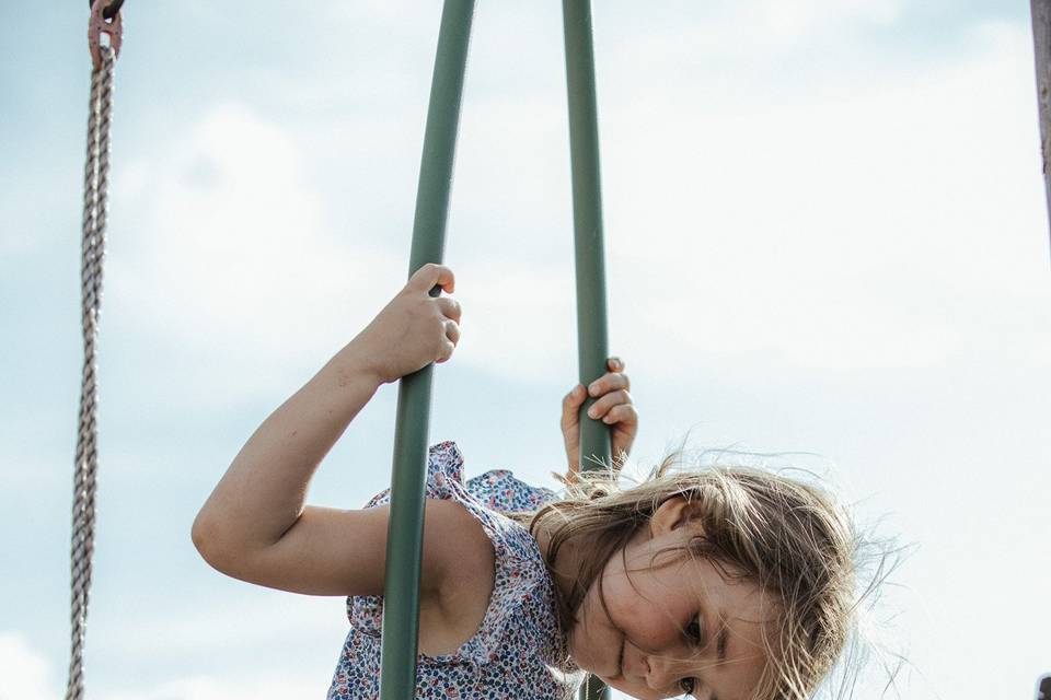 Petite fille à la balançoire