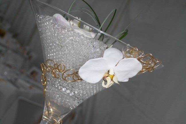 Vase martini avec orchidée