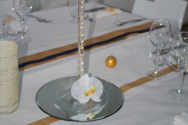 Vase martini sur tables mariés