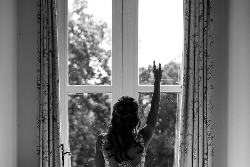 Mariée face au balcon