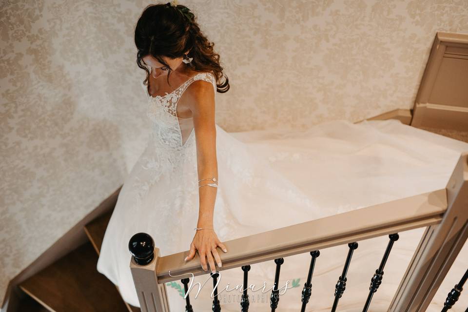 Mariée dans l'escalier chateau