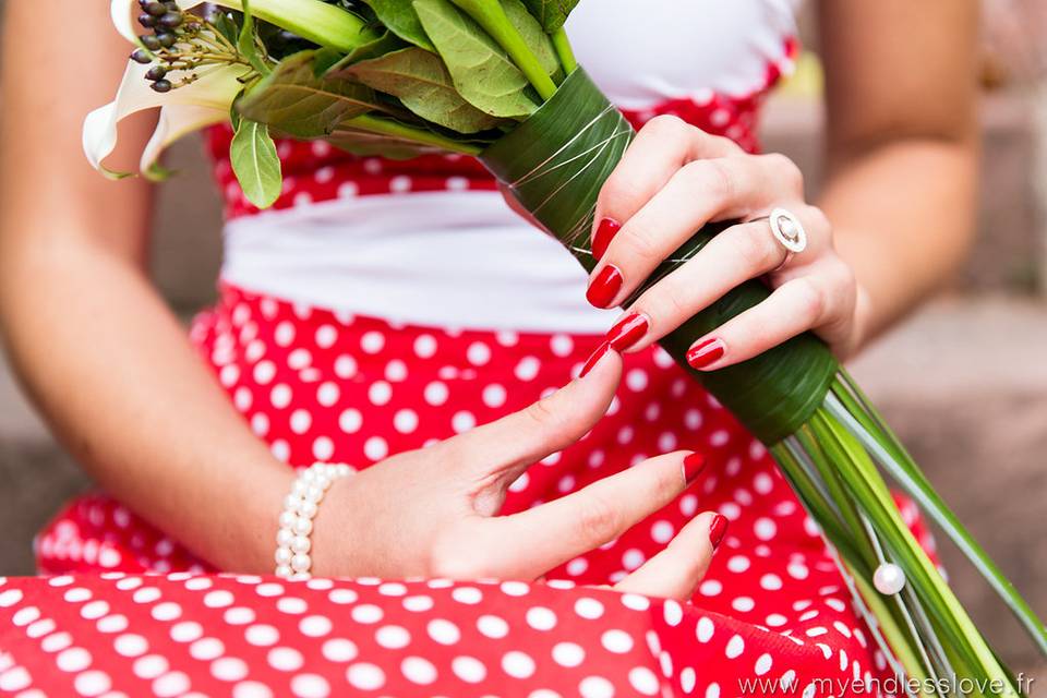 Robe à pois rouge et blanche